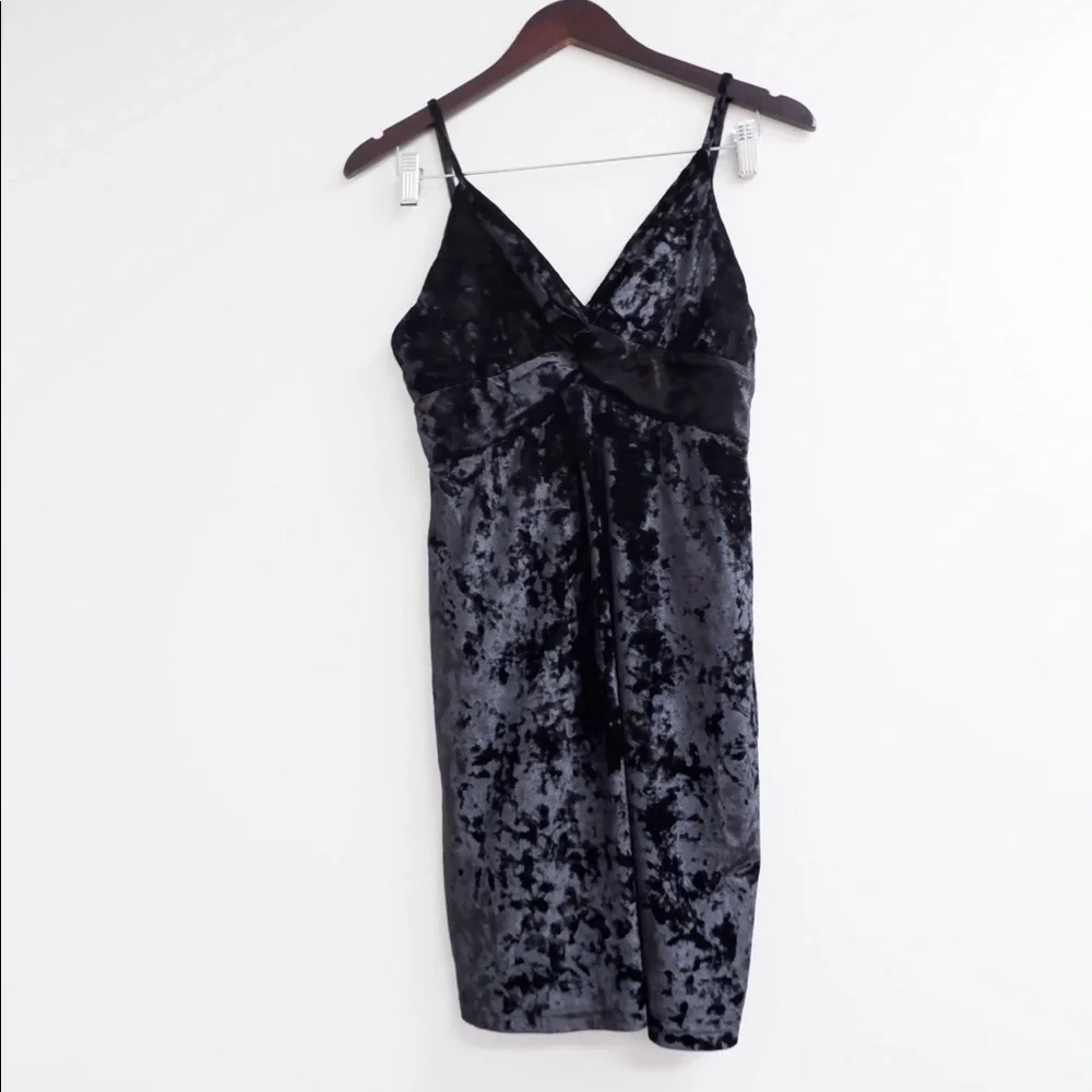 FREE PEOPLE “COME TOGETHER” BLACK VELVET MINI DRESS ✨ - Picture 5 of 9